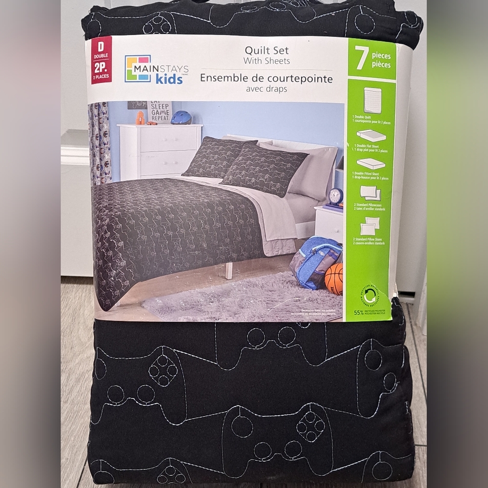 Mainstays Kids Black and White Gamer 7pc Quilt Set With Sheets